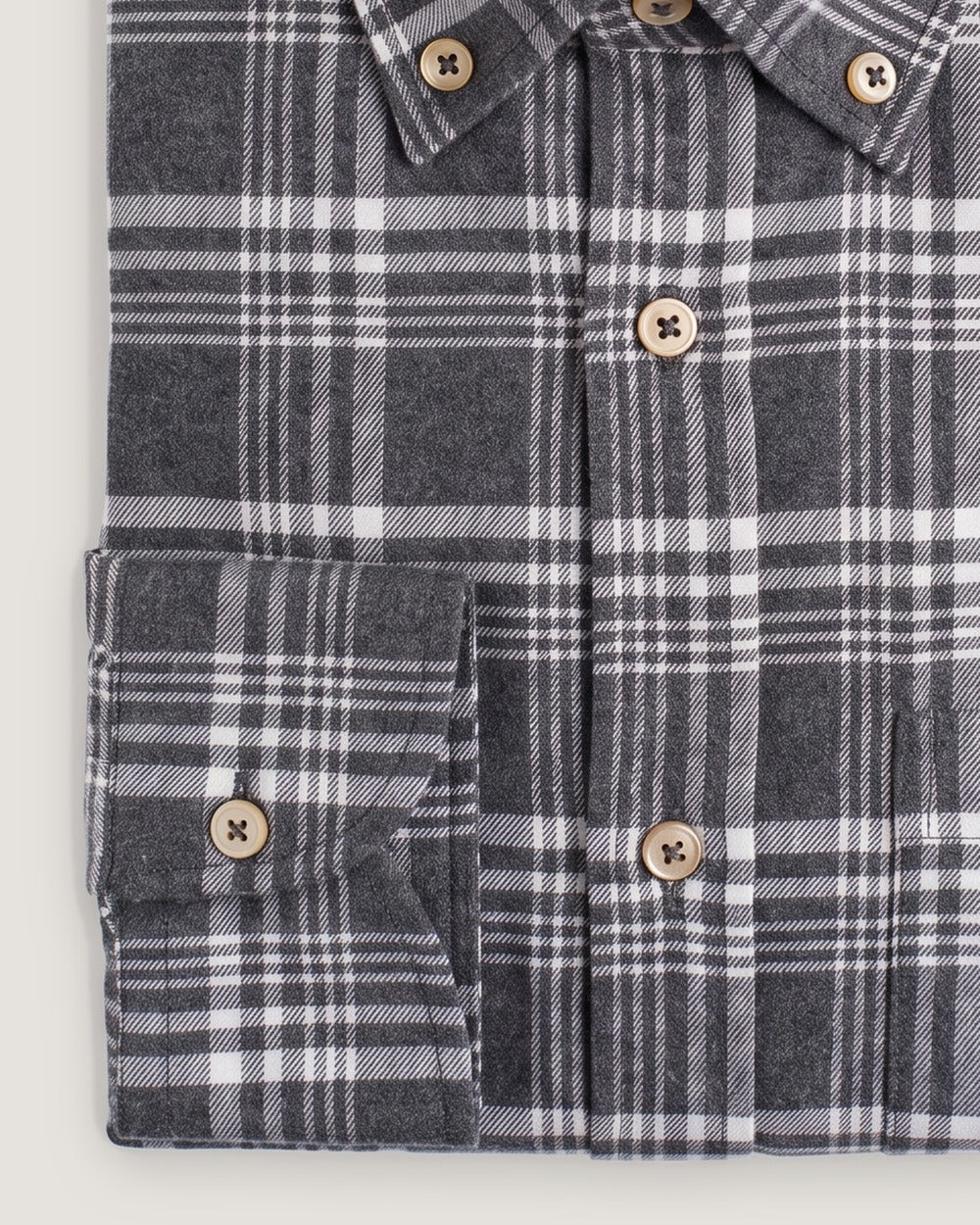 Hemd Modern Fit Flanell Check Grau mit Button Down und Brusttasche, Detail Manschette und Stoff