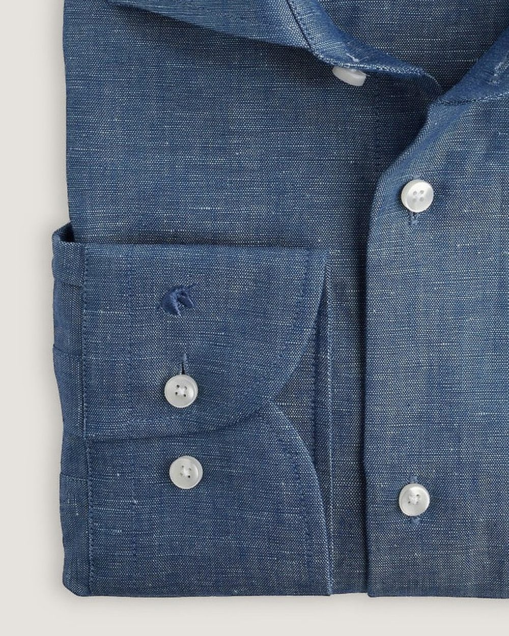 Jeanshemd Modern Fit Blau, Detail Manschette und Stoff