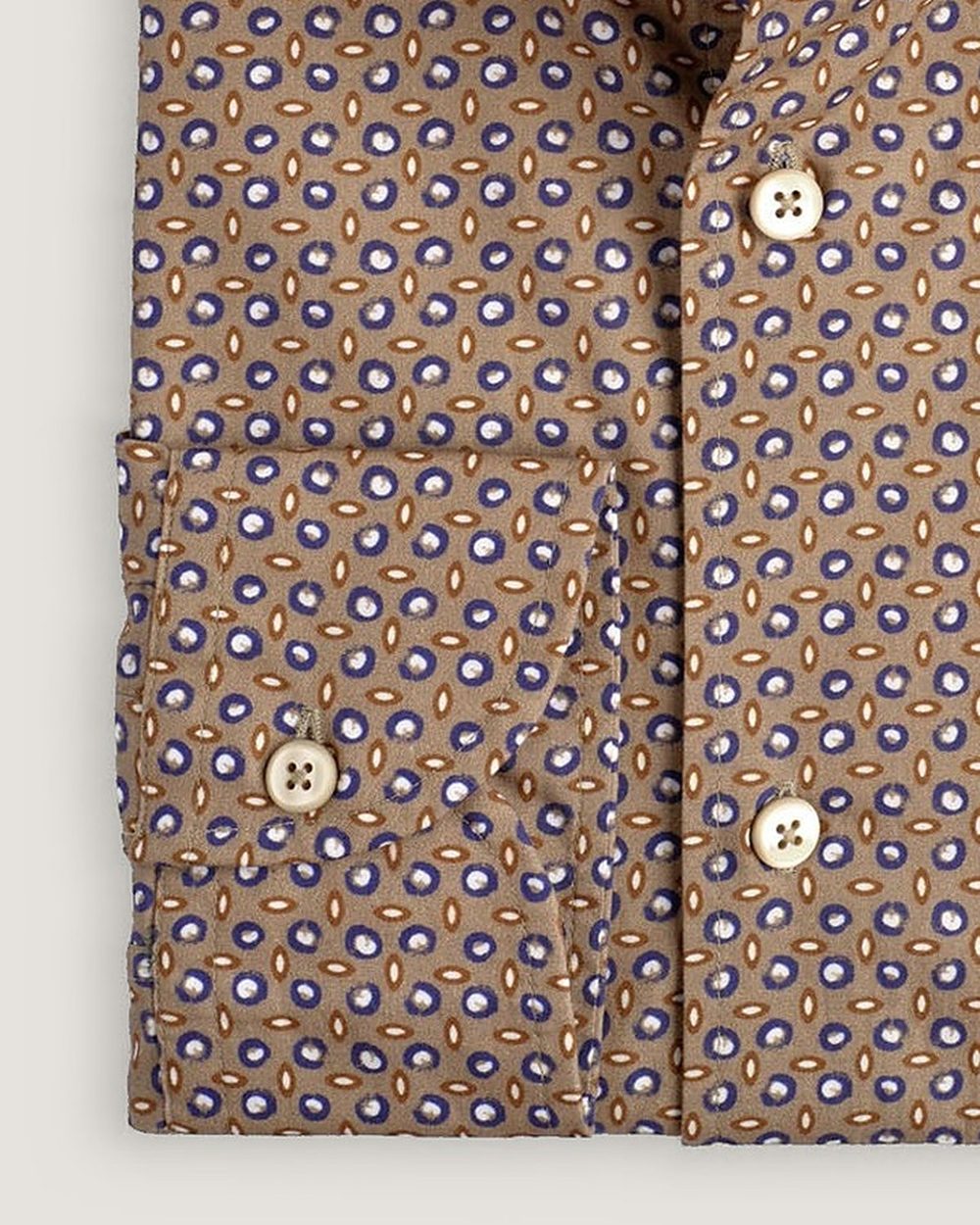 Hemd Modern Fit Print Beige, Detail Manschette und Stoff