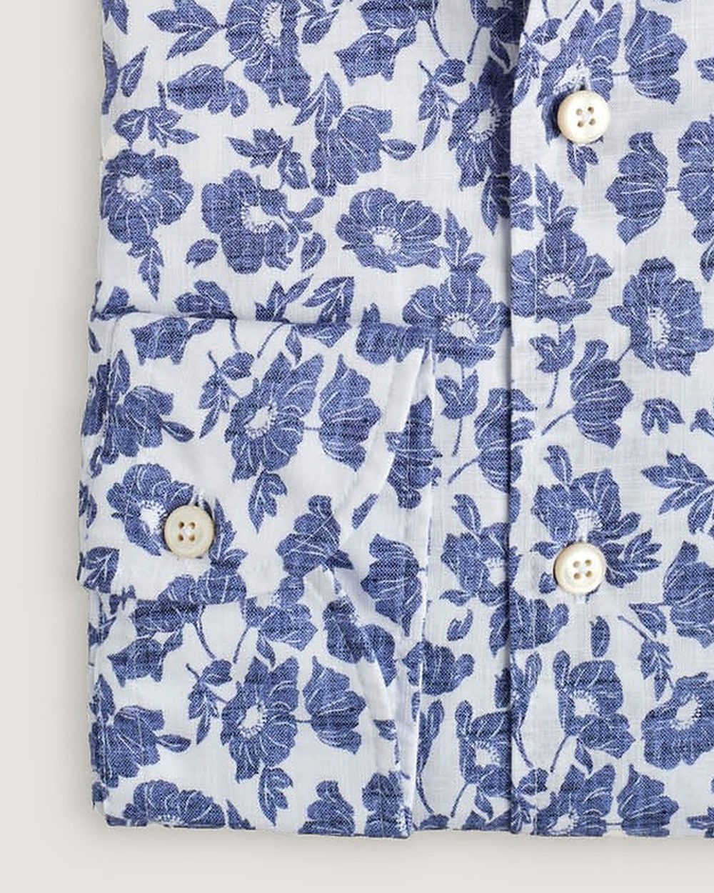 Hemd Modern Fit Gewaschen Blumenprint Navy/Weiss, Detail Manschette und Stoff