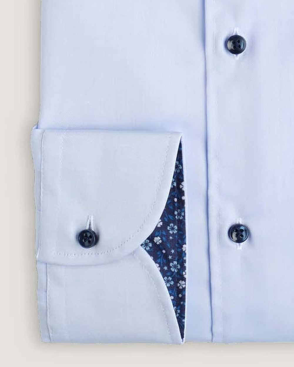 Hemd Modern Fit Uni Hellblau, Detail Manschette und Stoff
