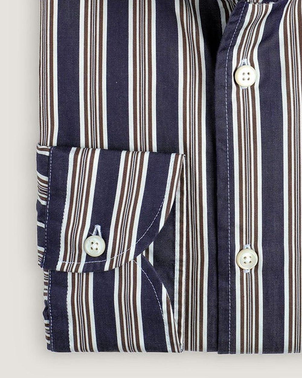 Hemd Modern Fit Navy/Braun Gestreift, Detail Manschette und Stoff