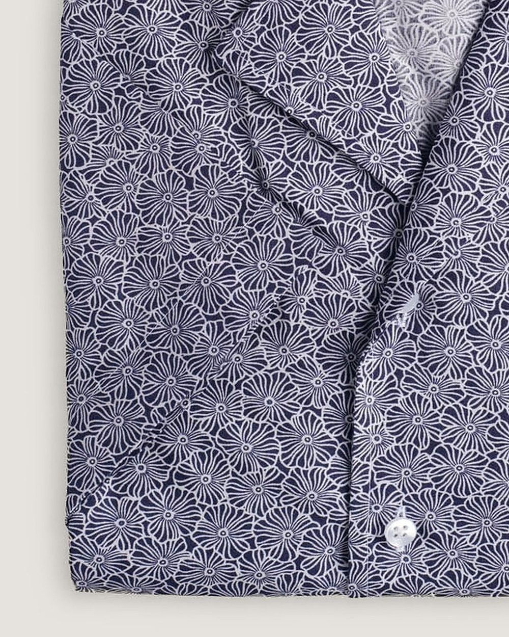 Resort-Hemd Gewaschen Blumenprint Navy/Weiss, Detail Manschette und Stoff