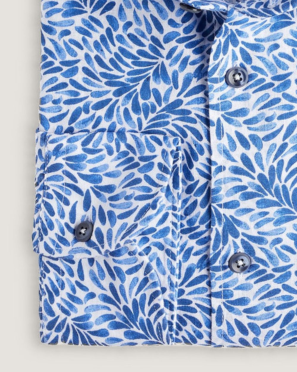 Hemd Modern Fit Leinenmix Blumenprint Hellblau, Detail Manschette und Stoff