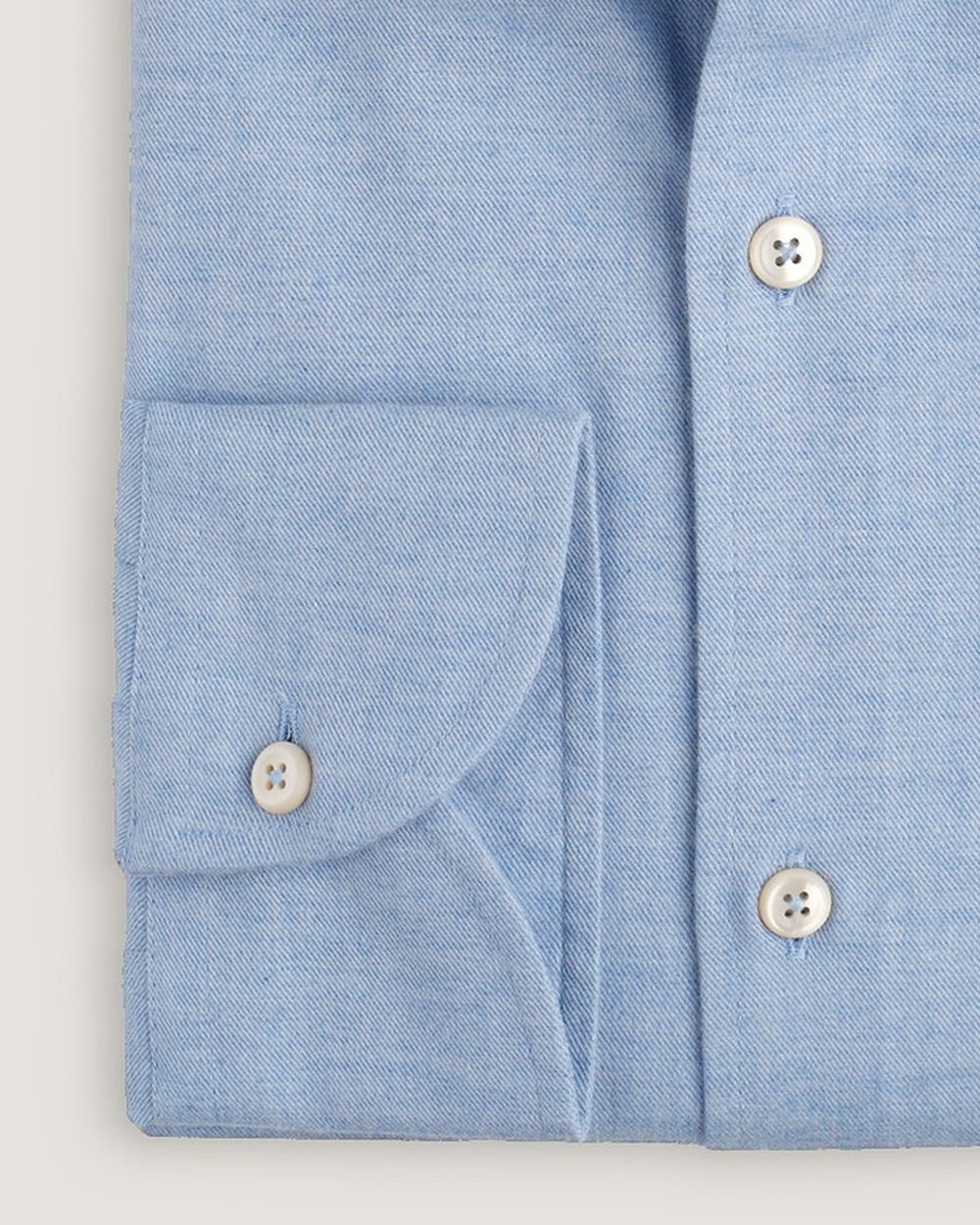 Flanellhemd Modern Fit Hellblau, Detail Manschette und Stoff