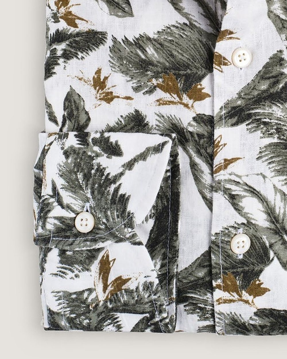 Leinenhemd Modern Fit Palmenprint Grün, Detail Manschette und Stoff