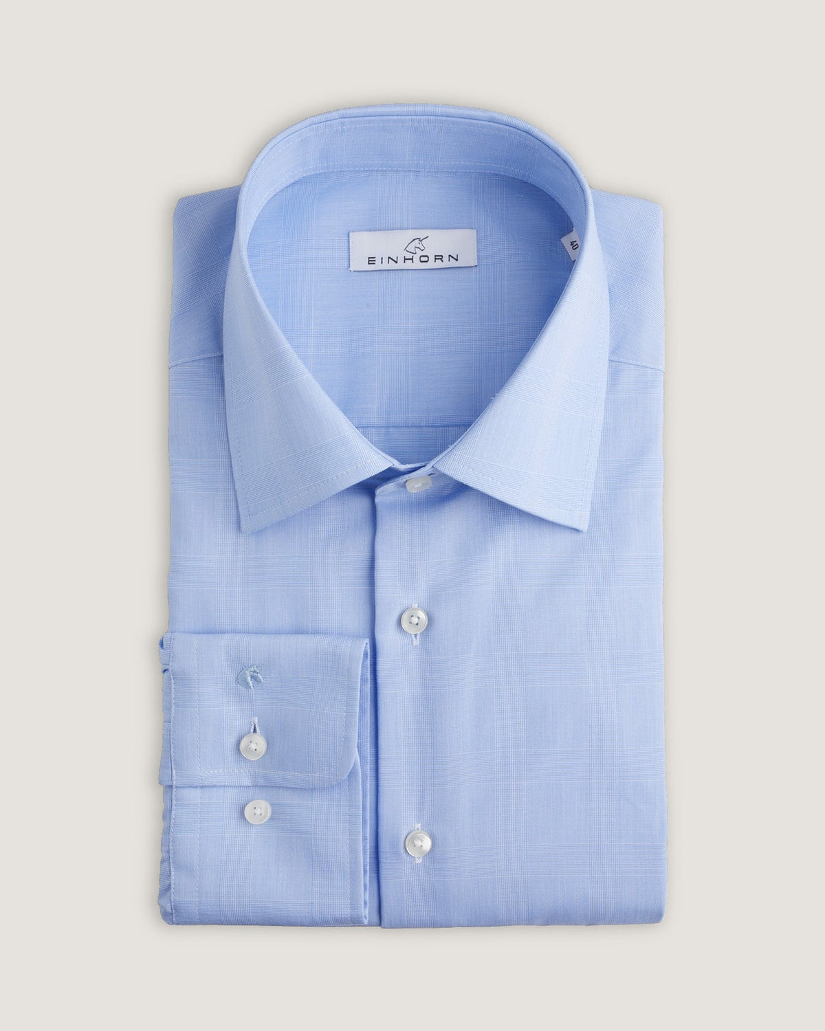 Das Einhorn Hemd Regular Fit Non Iron Karo Blau kombiniert traditionelle Musterung mit moderner Pflegeleichtigkeit.