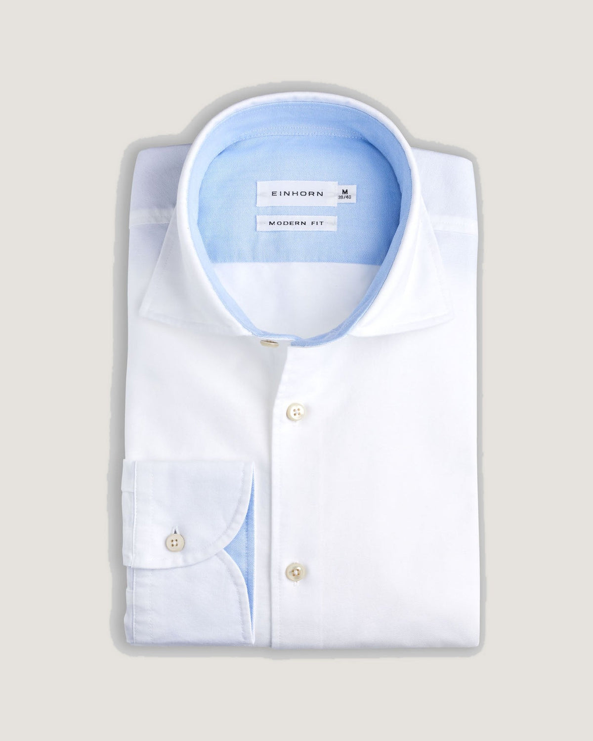 Dieses weiße Oxfordhemd ist ein zeitloses Essential, das Eleganz und Textur perfekt verbindet.