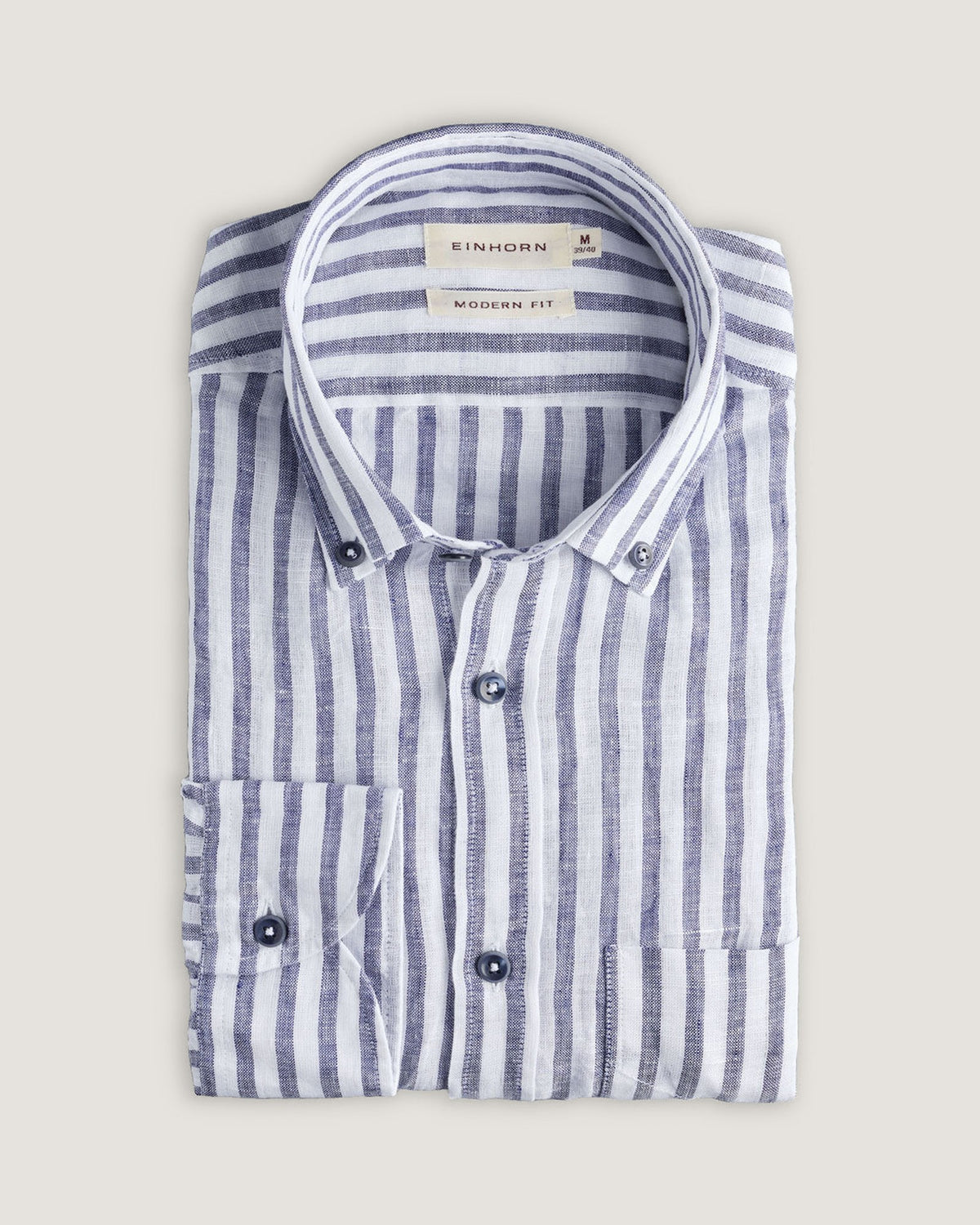 Das Einhorn Leinenhemd Navy Modern Fit Button Down steht für zeitlose Eleganz und natürliche Frische.