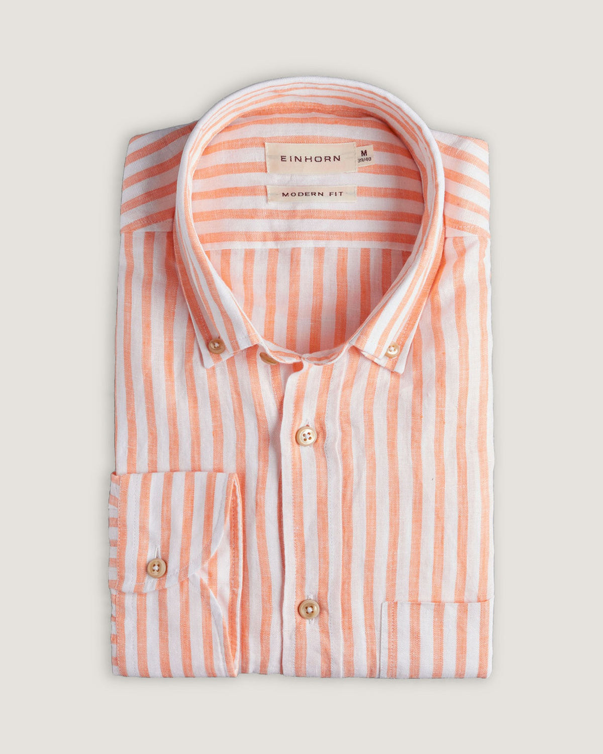 Das Einhorn Leinenhemd Orange Modern Fit Button Down steht für sommerliche Leichtigkeit und natürliche Eleganz.