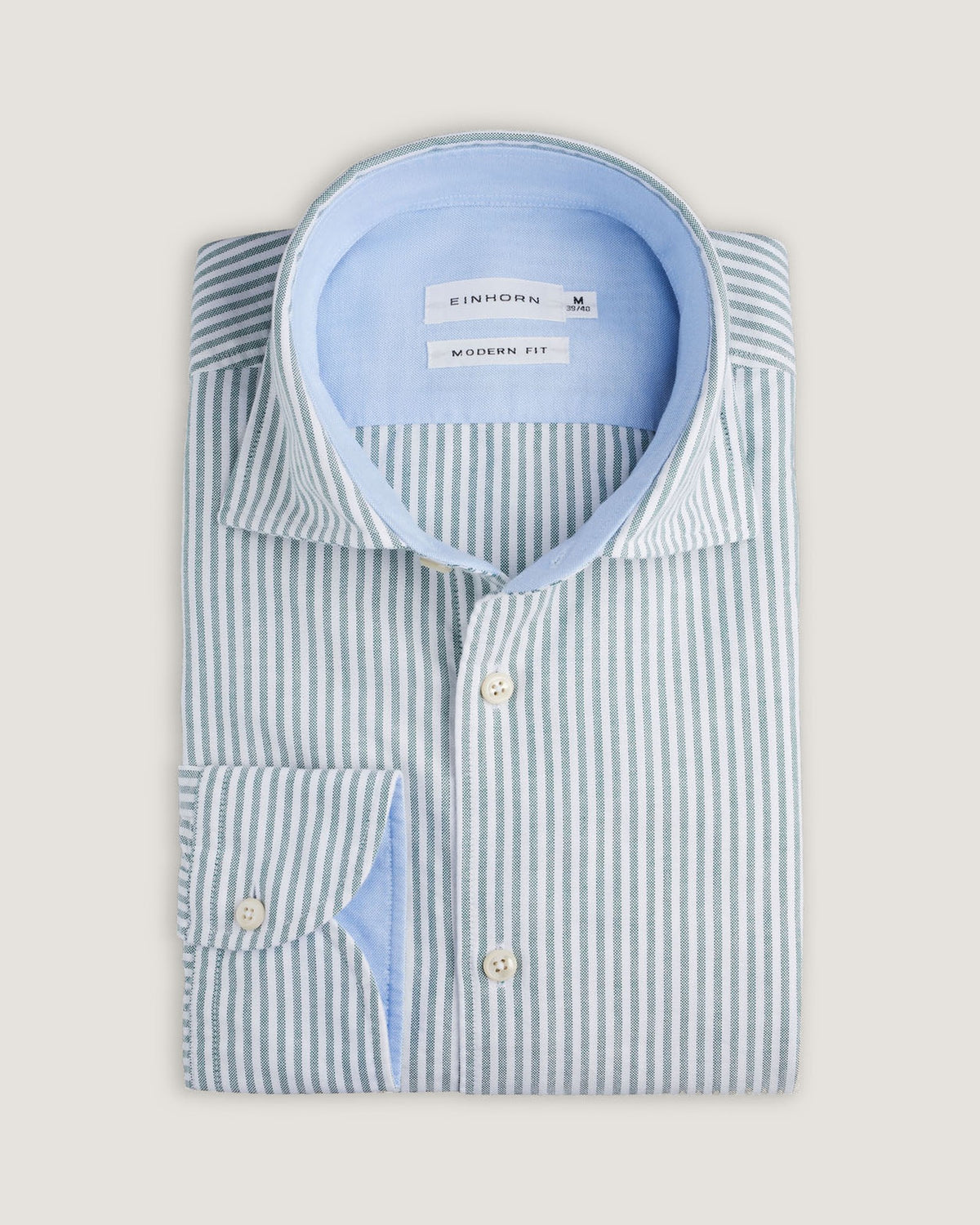 Das Einhorn Oxfordhemd Modern Fit Streifen Grün mit Kontrast verbindet zeitlose Streifenoptik mit einem modernen, gepflegten Auftritt.