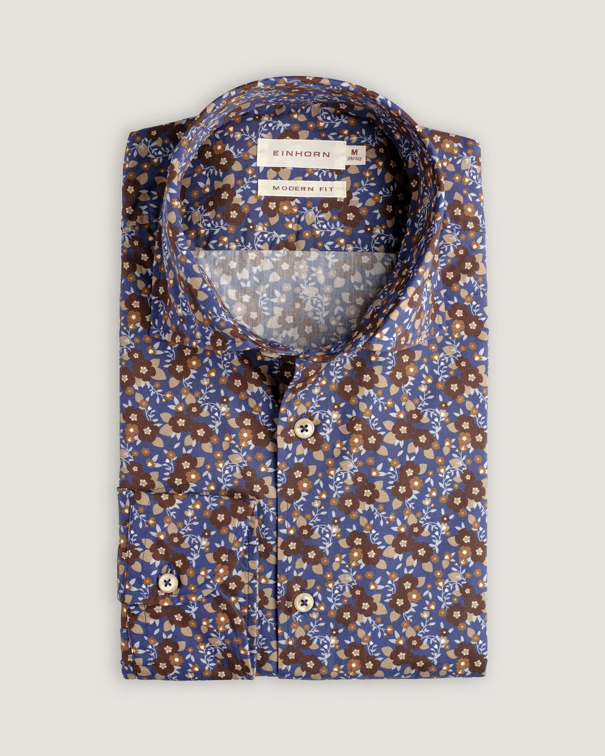 Dieses Einhorn Hemd mit floralem Print in Marineblau, Braun und Beige vereint Eleganz und Individualität in perfekter Balance.