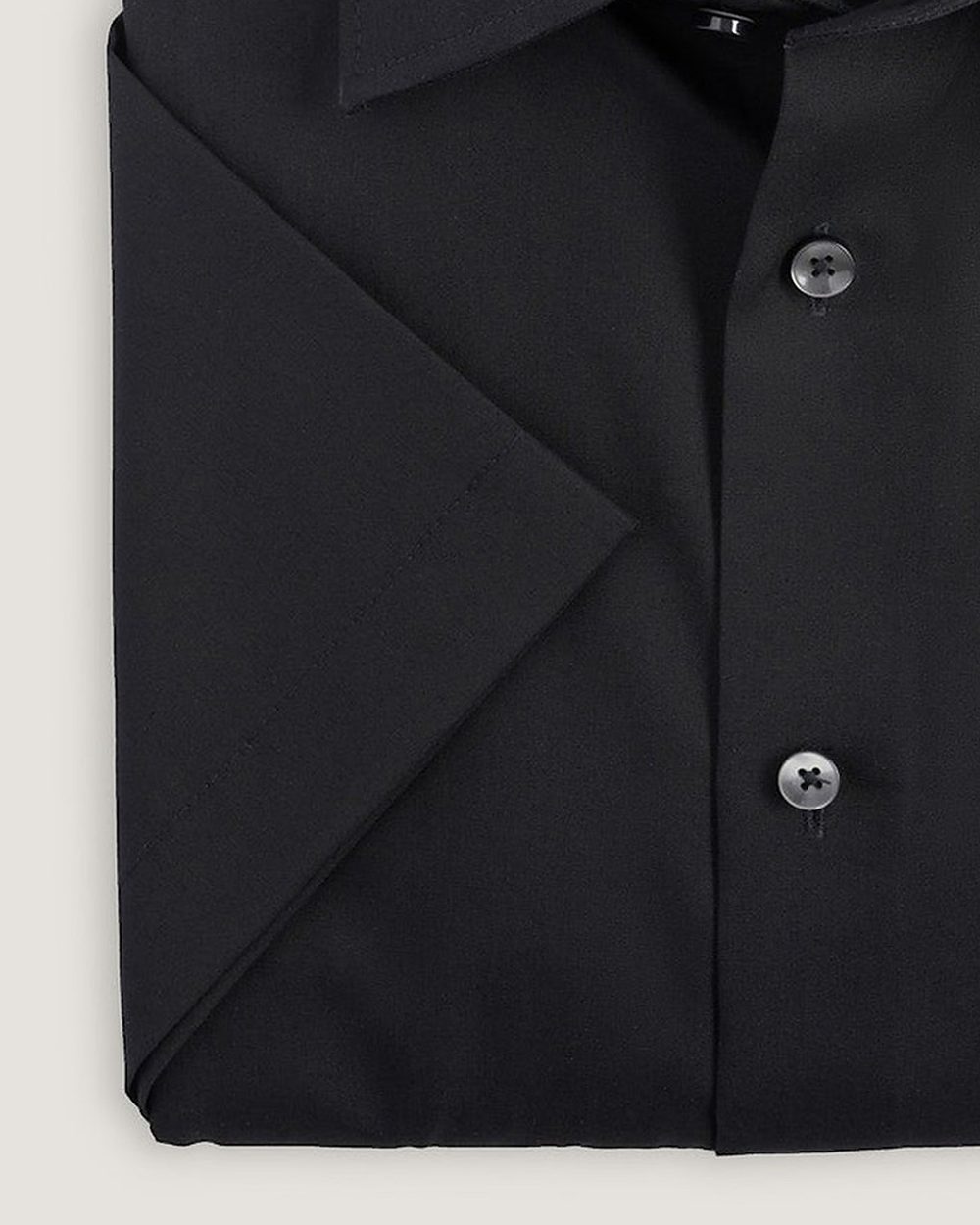 Kurzarmhemd Regular Fit Non Iron Schwarz, Detail Ärmel und Stoff