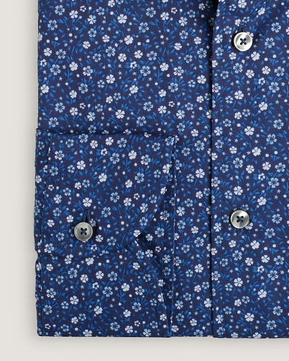 Hemd Modern Fit Gewaschen Blumenprint Navy/Blau, Detail Manschette und Stoff