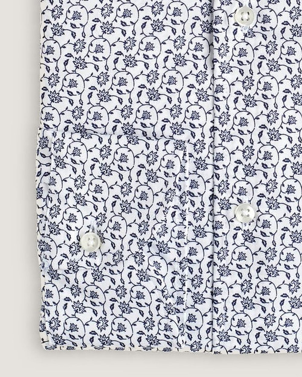 Hemd Modern Fit Gewaschen Blumenprint Navy/Weiss, Detail Manschette und Stoff