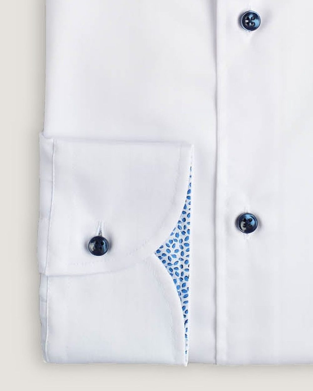 Hemd Modern Fit Gewaschen Weiss, Detail Manschette und Stoff