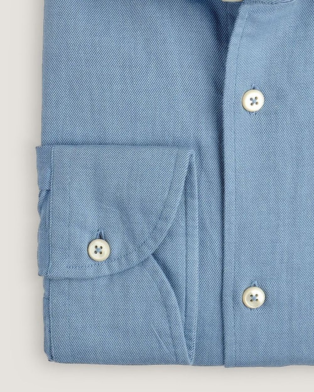 Hemd Modern Fit Gewaschen Blau, Detail Manschette und Stoff
