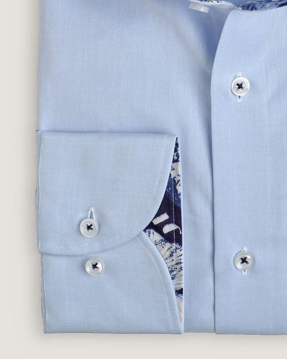 Hemd Modern Fit Twill Non Iron Hellblau mit Kontrast, Detail Manschette und Stoff