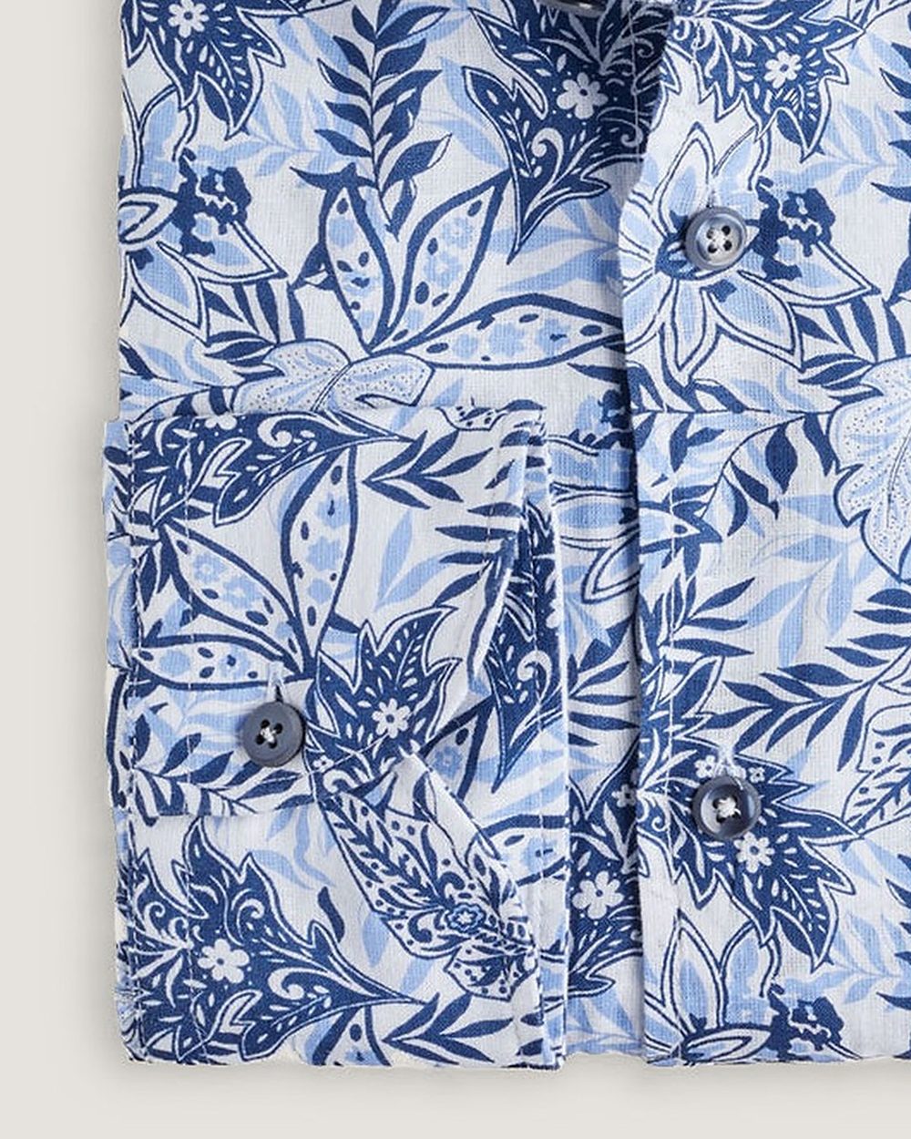 Hemd Modern Fit Leinenmix Blumenprint Blau, Detail Manschette und Stoff