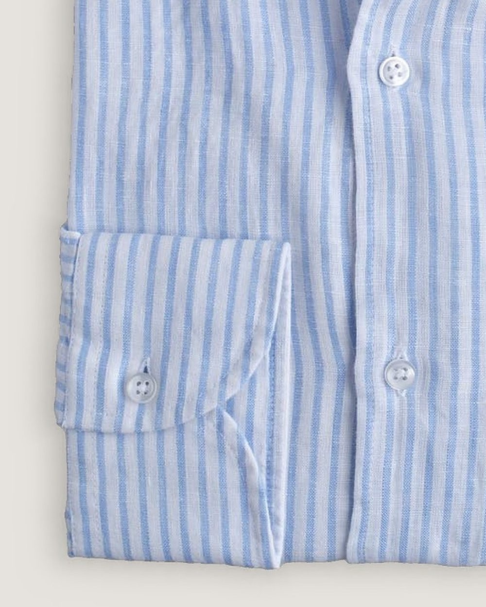 Leinenhemd Modern Fit Hellblau Gestreift, Detail Manschette und Stoff