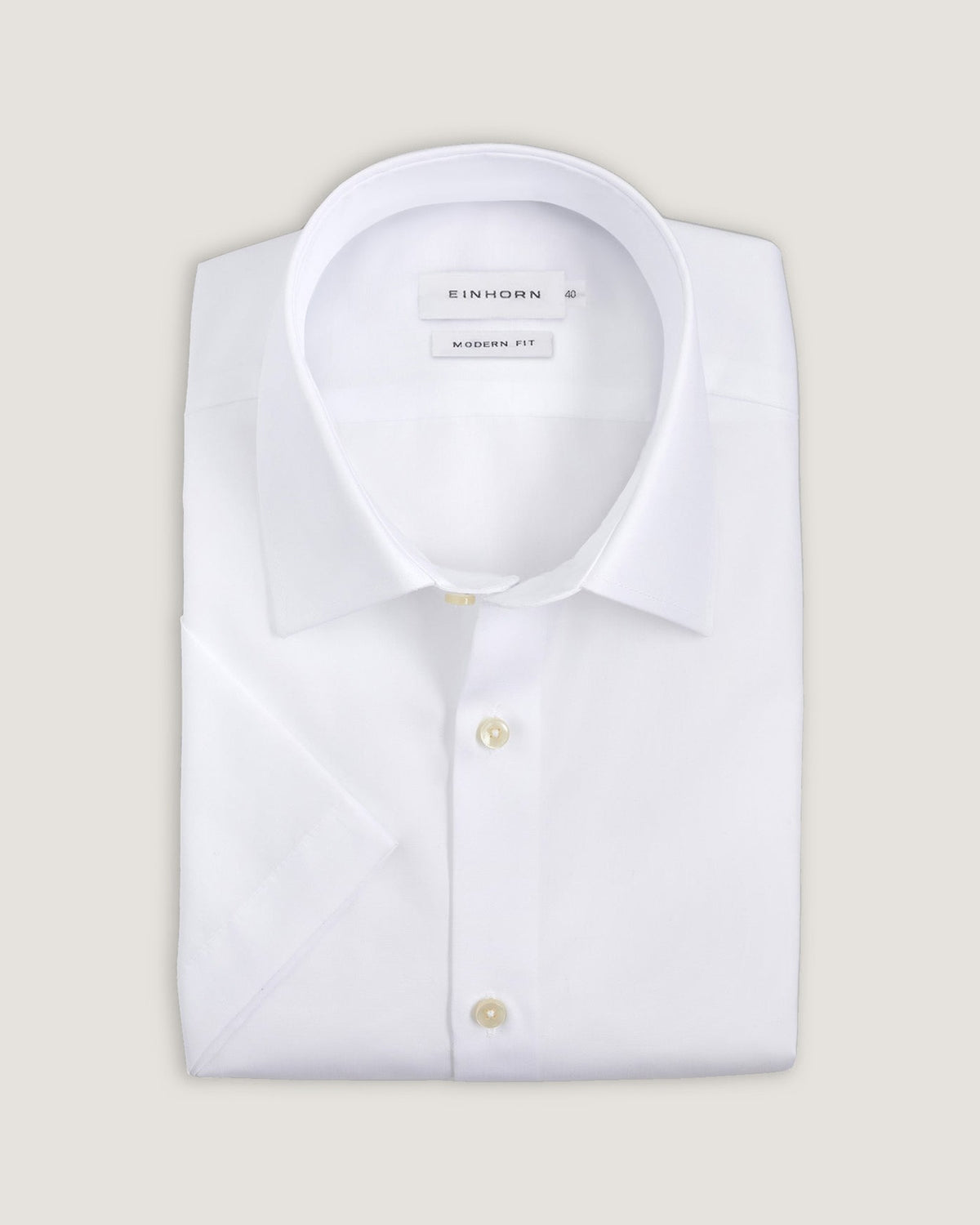 Das weisse Einhorn Kurzarmhemd Modern Fit Non Iron Weiss ist die perfekte Wahl für warme Tage.