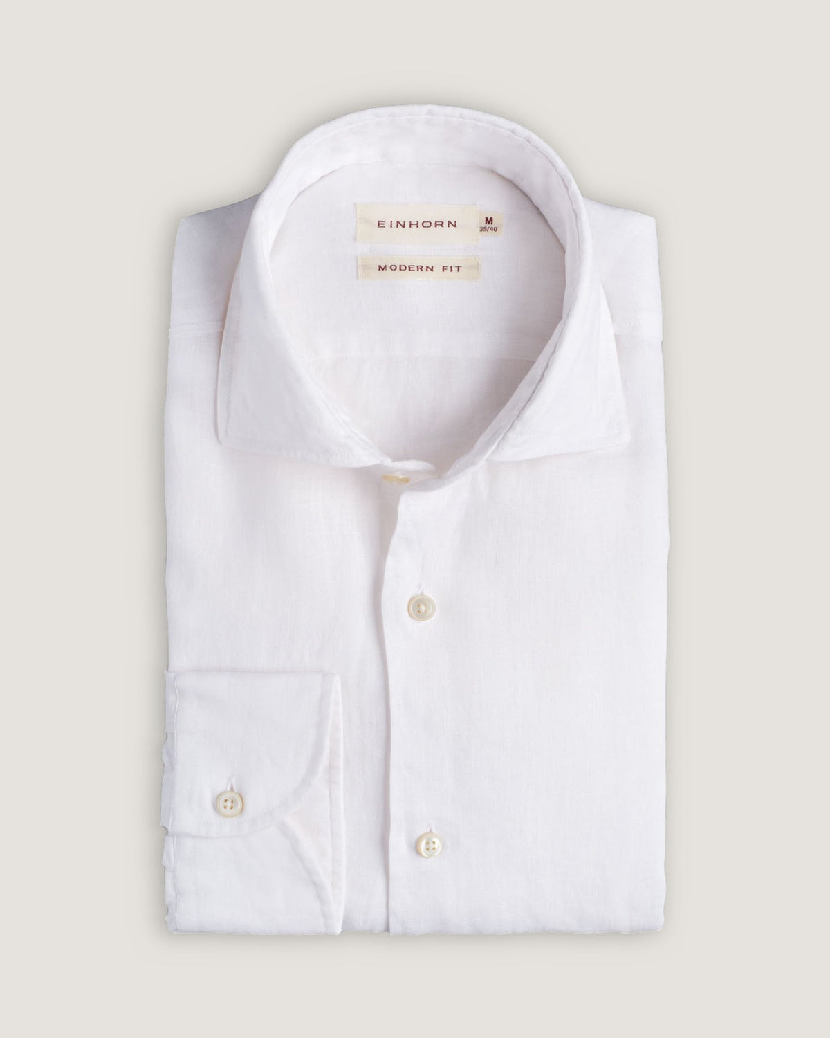 Das Einhorn Hemd Modern Fit Leinen Weiß ist ein echter Klassiker für warme Tage.
