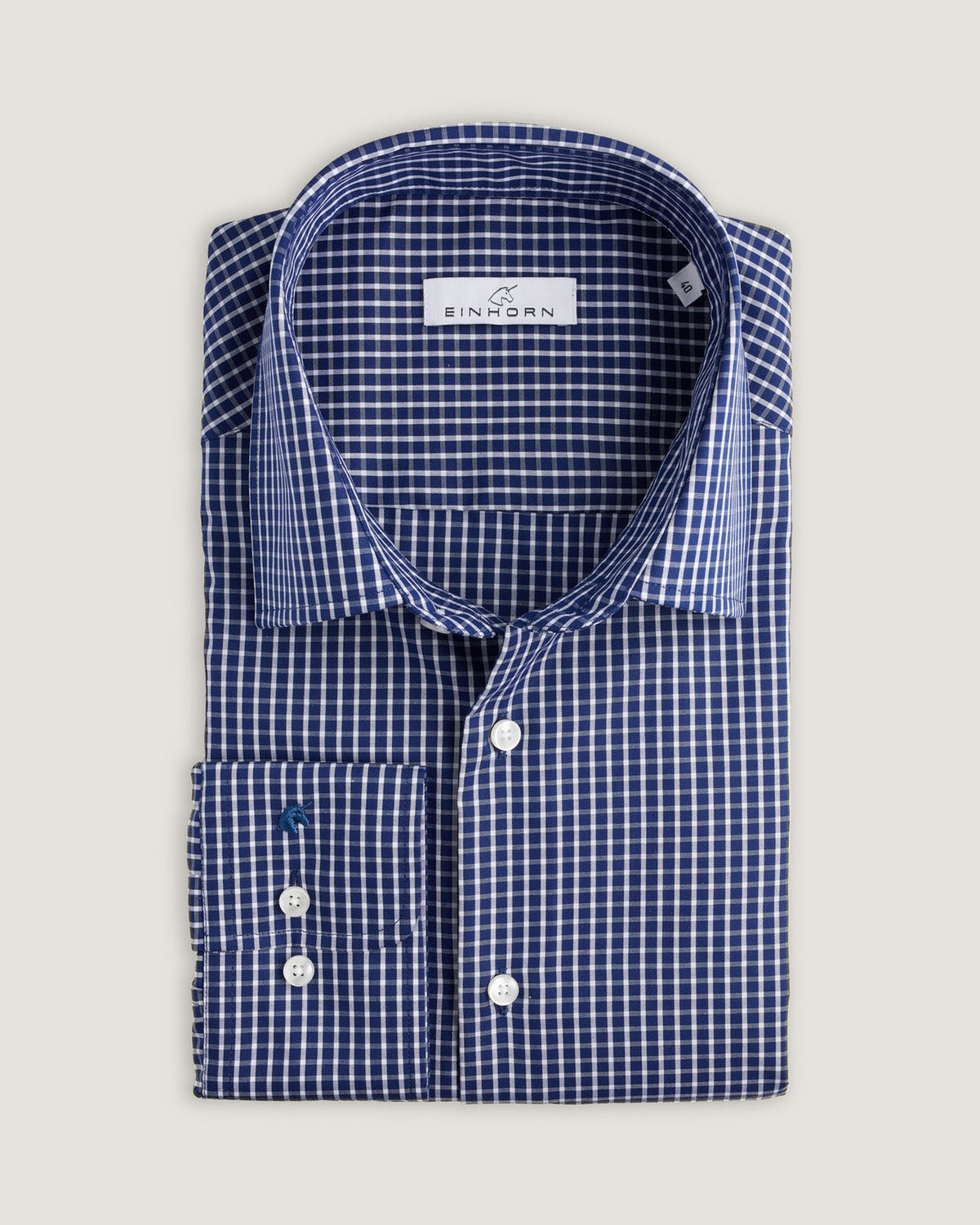 Das Einhorn Hemd Regular Fit Non Iron Karo Navy vereint traditionelles Design mit moderner Pflegeleichtigkeit.