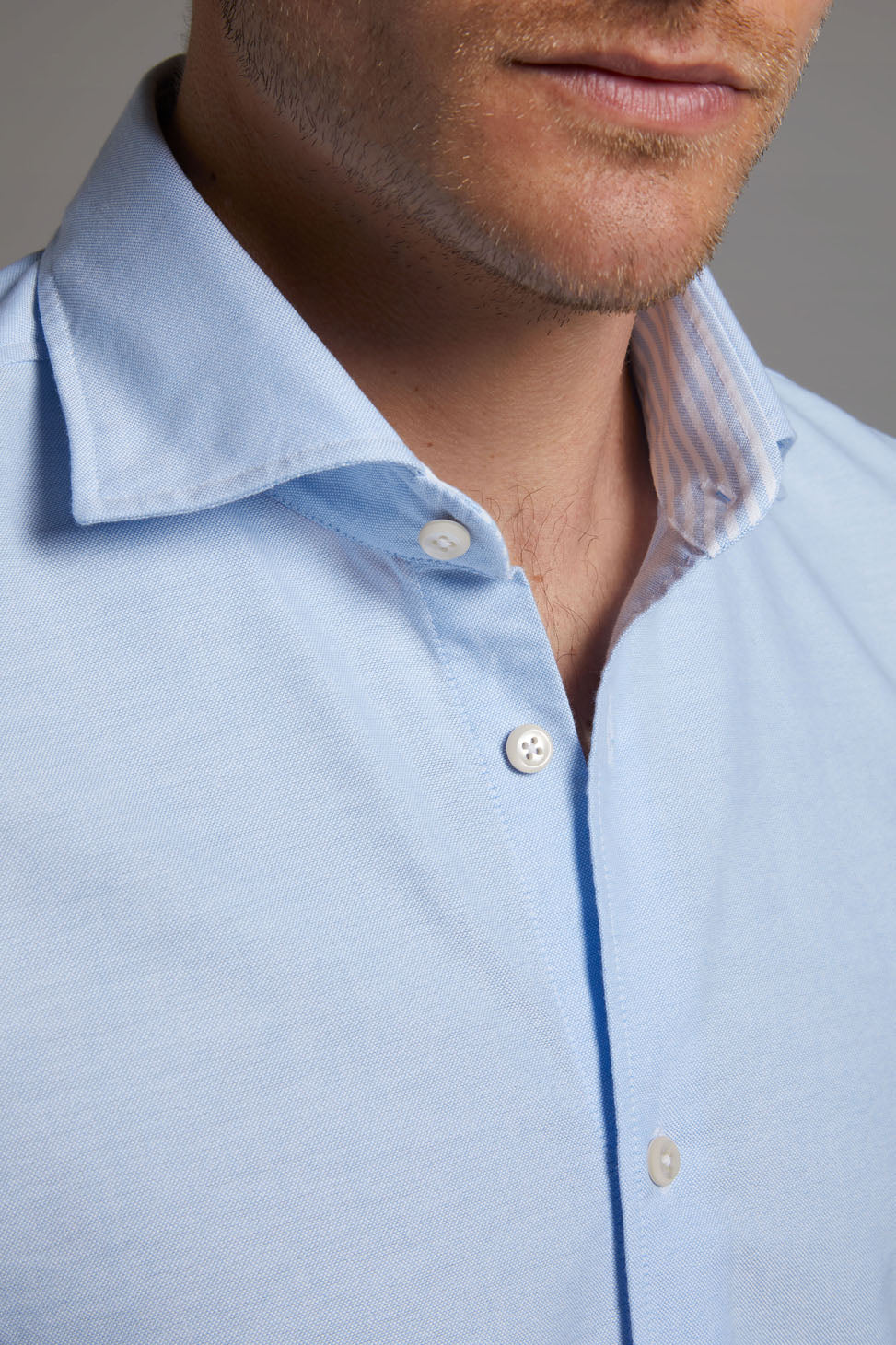 Hellblaues Oxfordhemd Modern Fit mit Kontrast