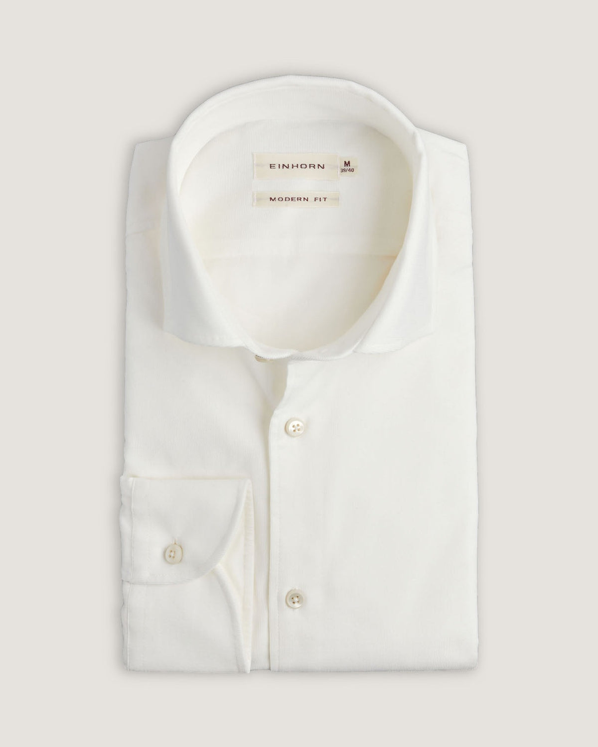 Das Einhorn Hemd Modern Fit Babykord Weiss vereint stilvolle Schlichtheit mit angenehmem Tragekomfort.