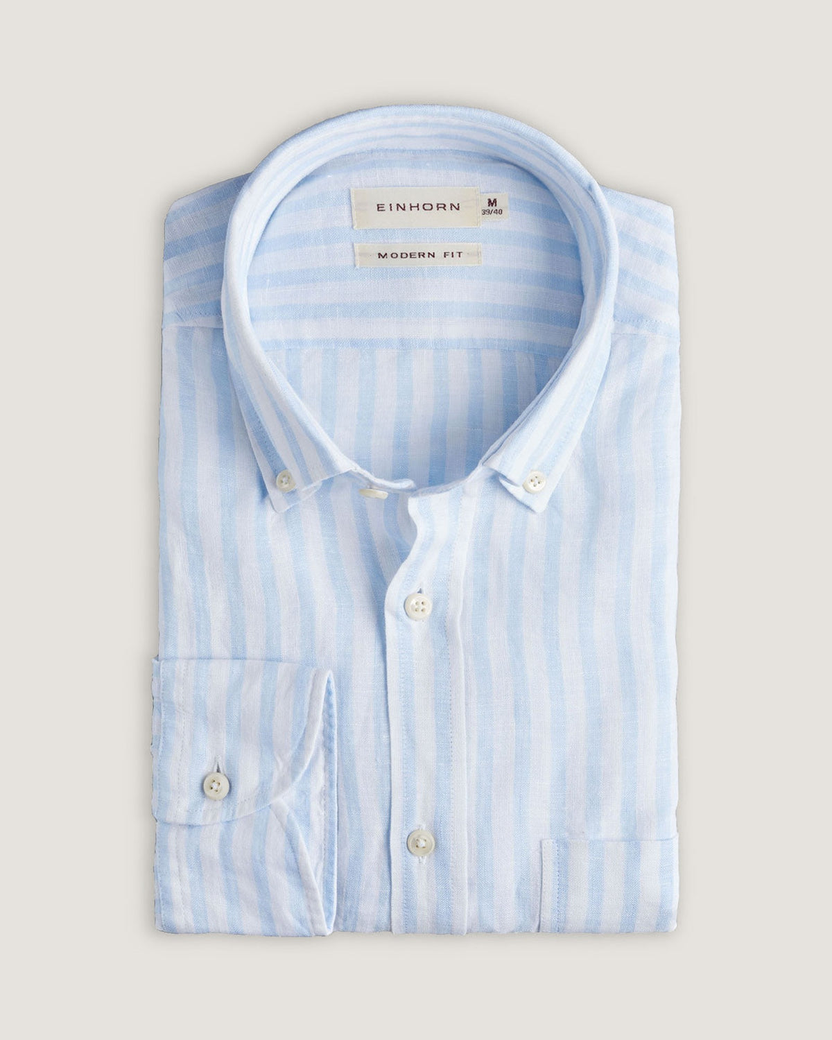 Das Einhorn Leinenhemd Hellblau Modern Fit Button Down überzeugt durch seine frische Farbgebung und den natürlichen Look.