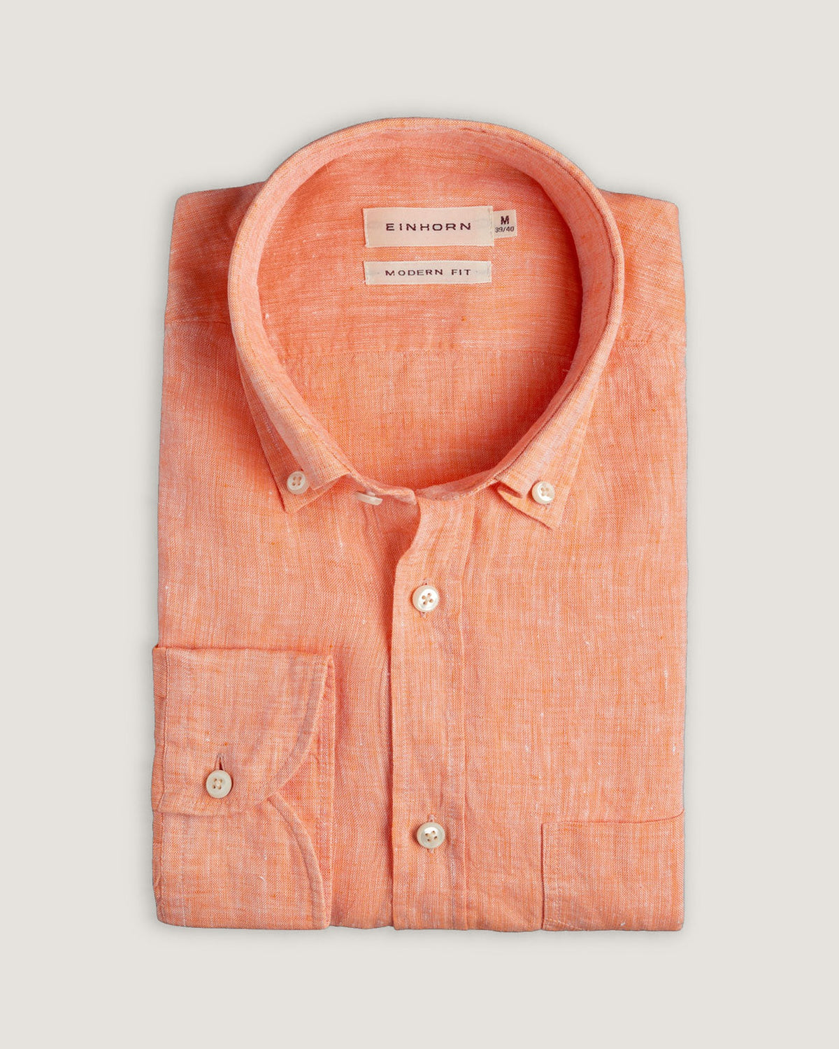 Das Einhorn Leinenhemd Orange Modern Fit Button Down ist der perfekte Begleiter für warme Tage – modern, frisch und dennoch klassisch.