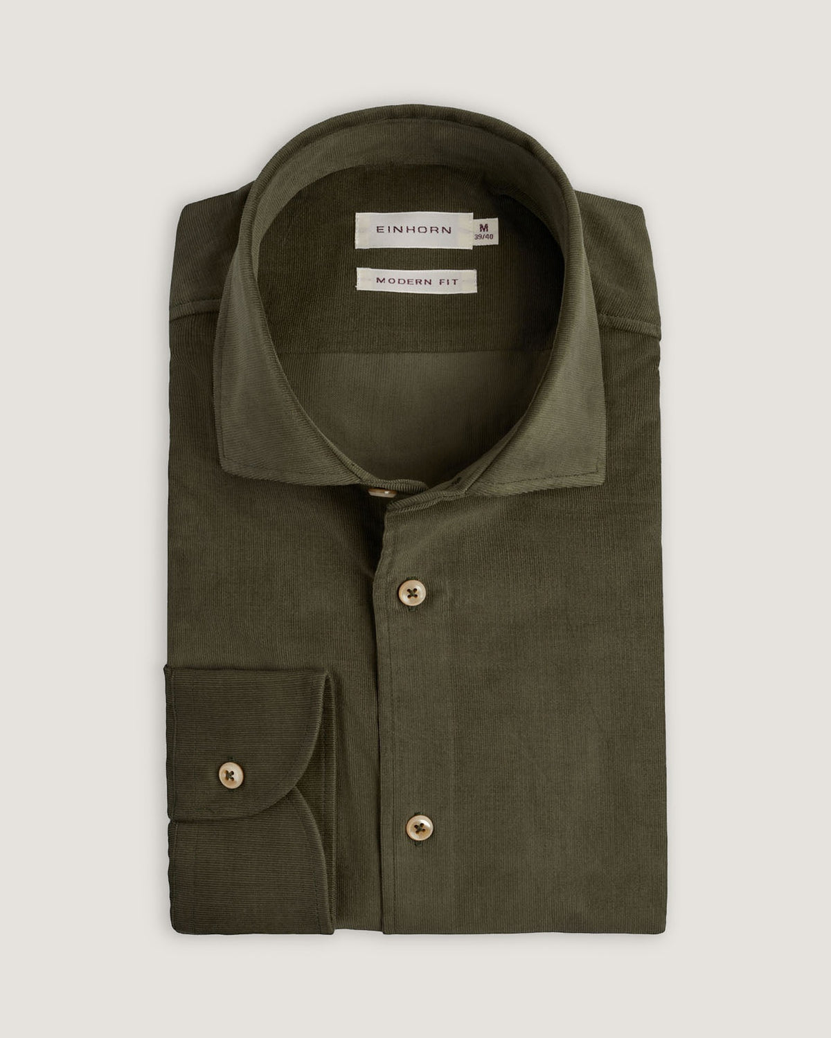 Das Einhorn Hemd Modern Fit Babykord Grün vereint natürliche Materialien mit einem modernen, herbstlichen Stil.