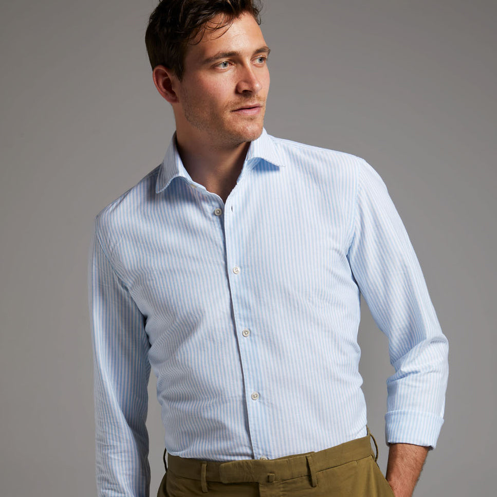 Das Oxfordhemd Modern Fit Hellblau mit Streifenvon Einhorn vereint Tradition und Moderne in einem Kleidungsstück. 